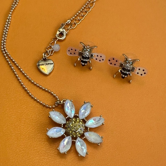 Betsey Johnson Earring + Necklace Set Bees + Daisy Flower NWOT - Picture 1 of 5